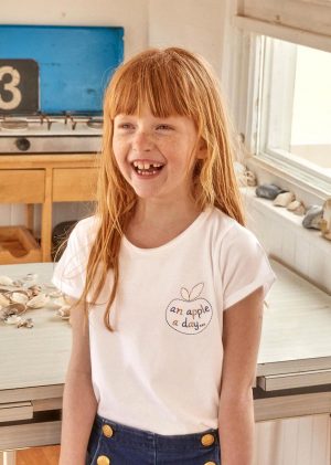girl-in-apple-t-shirt