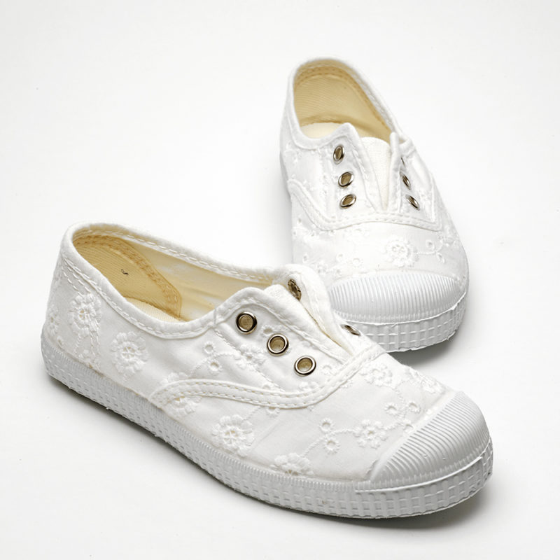 kids-broderie-canvas-shoes